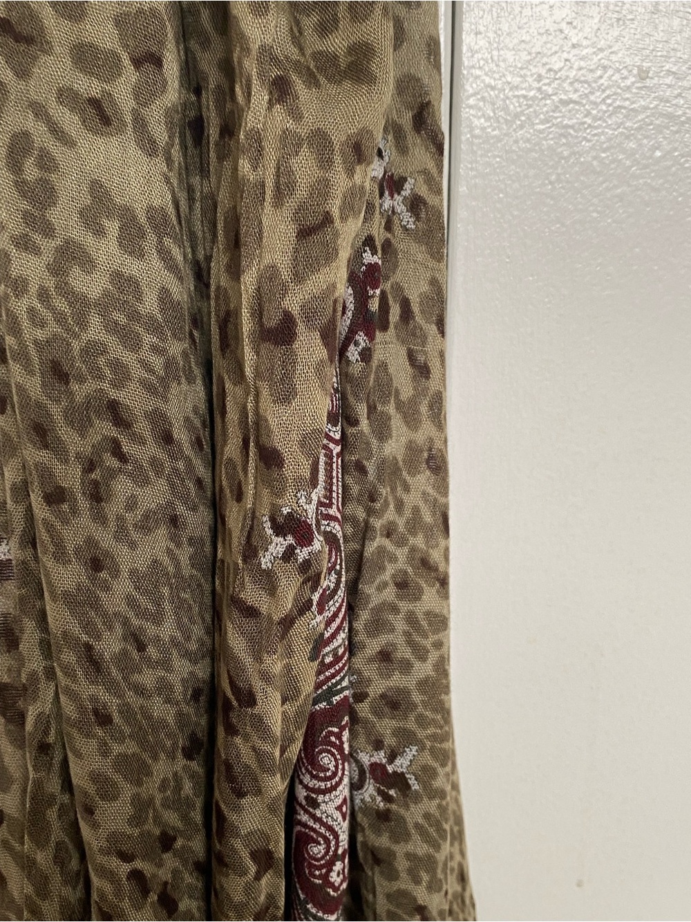 Massimo Dutti Leopard Paisley Print Lightweight Scarf - Picture 5 of 11